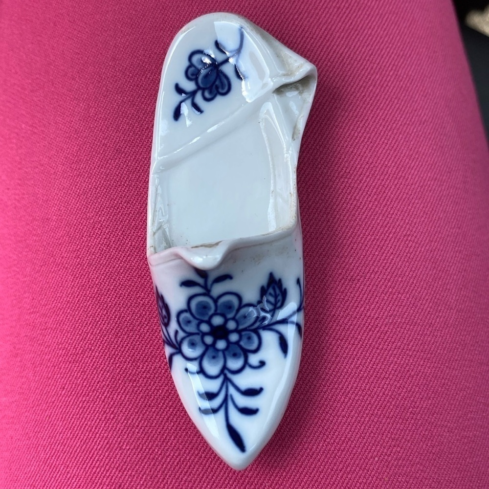 Meissen, Germany. Antique miniature slipper in hand-painted porcelain